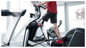 Homme faisant une séance de cardio sur un vélo elliptique