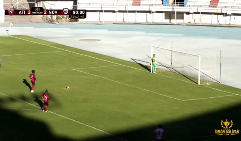 Football | Un gardien argentin conteste un pénalty, son attitude est iconique