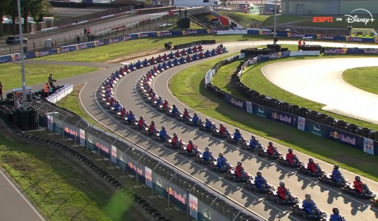 Verstappen vs 100 karts : on vous présente le divertissement automobile de l&rsquo;année !