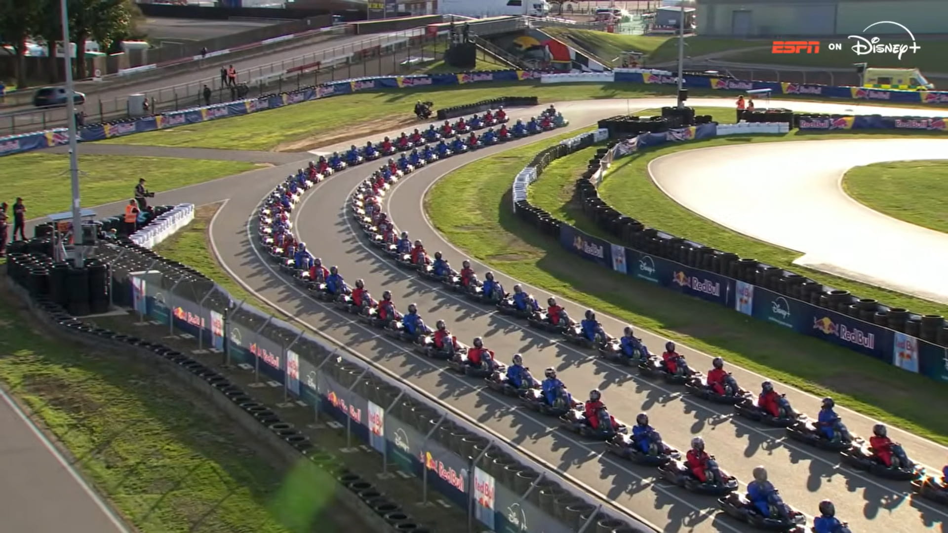 Verstappen vs 100 karts : on vous présente le divertissement automobile de l’année !