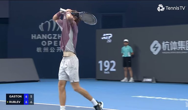 Tennis | Il tente de déchirer son t-shirt de rage, mais échoue avec brio