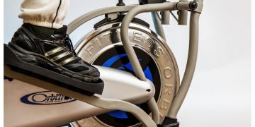 Personne s'entraînant sur un vélo elliptique