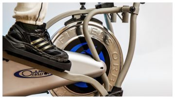Personne s'entraînant sur un vélo elliptique
