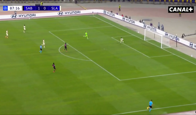 Ce n&rsquo;est pas une, mais deux boulettes surréalistes dans cette action de Ligue des Champions
