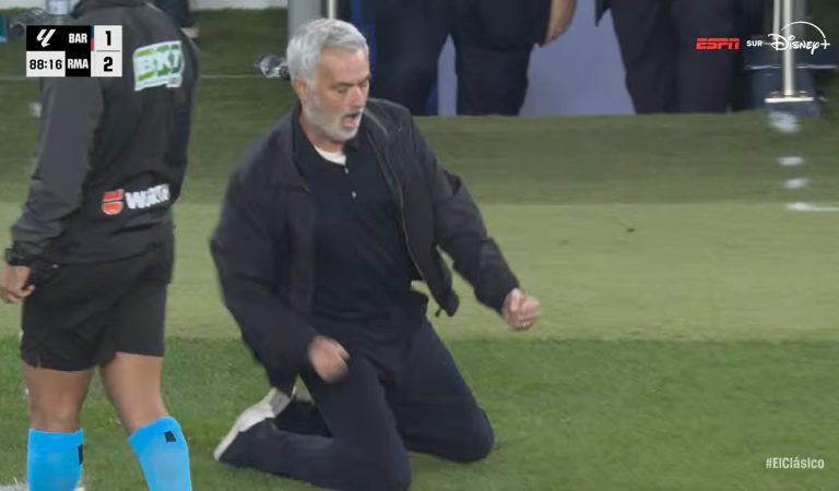 La célébration (à l&rsquo;ancienne) de José Mourinho sur la pelouse du Camp Nou