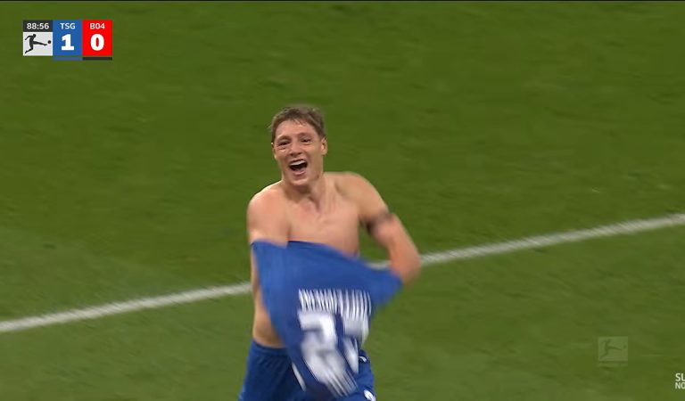 Il célèbre son but en retirant son maillot : la bourde du week-end nous vient d&rsquo;Allemagne