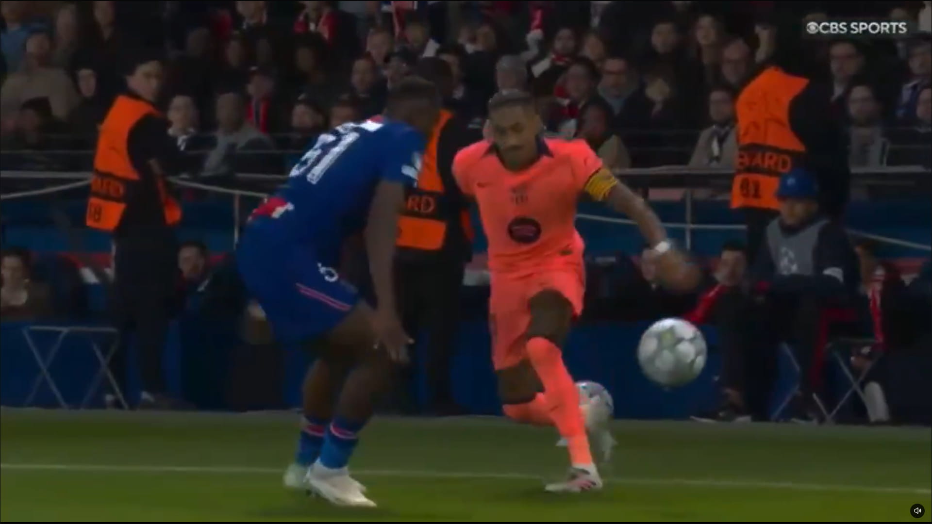 PSG – Barça | Le geste technique exceptionnel de Raphinha qui termine en tribunes