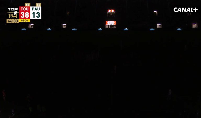 Un problème technique collector plonge le stade Mayol dans le noir en plein match